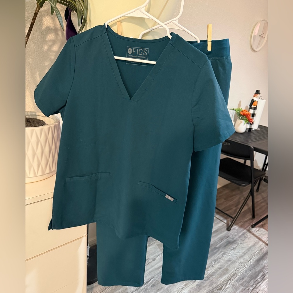 Figs Scrub Top and Pants Set